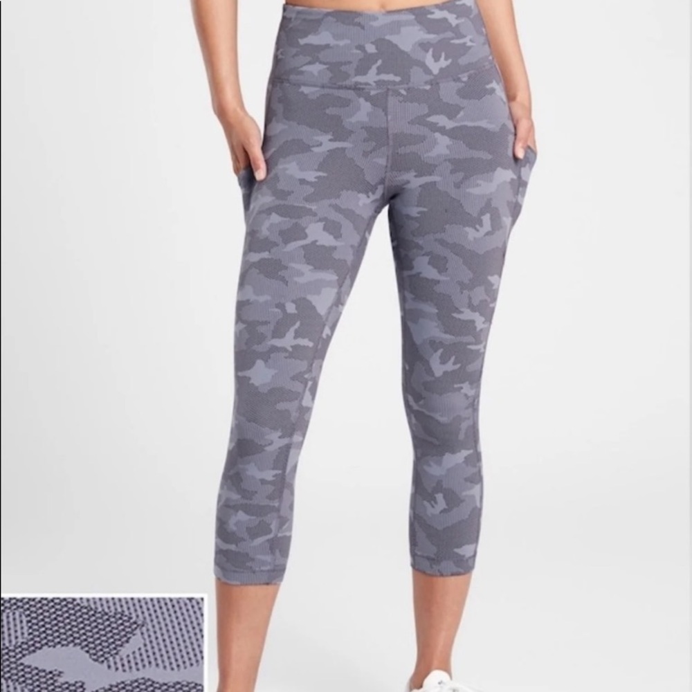 ATHLETA Ultimate Stash Pocket Textured Camo Capri  Tight  Size MP